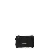 Billetera pequeña de tela color negro, con cierre principal y bolsillo frontal con cierre. Incluye placa metálica decorativa con el logo de la marca en el frente.