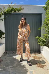 Mono largo de fibrana color camel con estampado abstracto en blanco, breteles finos y corte palazzo.