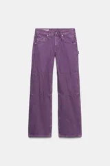 Pantalón de tiro medio de corte recto, color violeta, con cinco bolsillos, trabillas en la cintura y detalle de costuras marcadas en las piernas. Cuenta con presilla lateral de carpintero y cierre frontal con botón y cremallera.