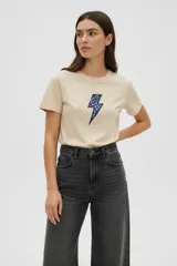Remera de algodón color beige, de manga corta y cuello redondo, con un aplique central en forma de rayo con estampado animal print en tonos azules.