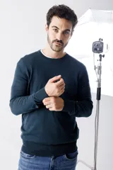 Sweater azul marino de lana merino, con cuello redondo y mangas largas. Tejido de punto liso. Corte clásico.