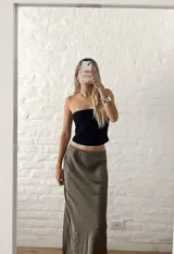 Pollera midi color verde oliva de seda, con cintura elástica.