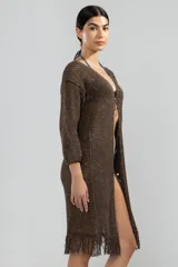 Cárdigan marrón de punto abierto con lúrex y flecos en el ruedo.