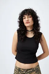 Musculosa gris de punto acanalado con calce al cuerpo y terminación cropped.