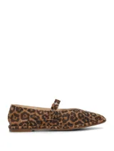 Ballerina plana confeccionada en gamuza con estampado animal print de leopardo. Cuenta con una delicada tira en el empeine con hebilla metálica ajustable y punta redondeada.
