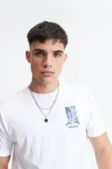 Remera azul con estampado en la espalda con la leyenda "West Ocean City Since 1976 Worldtour Music Fest" y el logo de la marca Mistral.