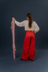 Pantalon de silueta amplia y tiro medio, de color celeste, con bolsillos laterales y traseros, ideal para los dias de verano.