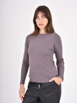 Remera de manga larga confeccionada en tejido acanalado, con cuello redondo y ajuste entallado.