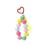 Llavero de mujer Miss Carol Funny, con gancho en forma de corazón rojo, una tira de cuentas de madera de colores pastel y un dije de acrílico amarillo con forma de oso.