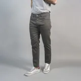 Pantalón de gabardina color marrón claro, corte slim fit y diseño clásico de cinco bolsillos.