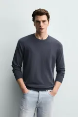 Sweater de punto relaxed fit confeccionado en hilatura con viscosa de tacto suave, color marrón, con cuello redondo y manga larga. Cuenta con acabados en rib.