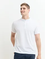 Remera blanca de algodón con cuello mao y media botonadura.