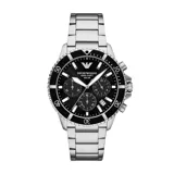 Reloj cronógrafo Emporio Armani con caja de acero inoxidable de 43 mm, esfera negra con subesferas y malla de acero plateado. Cuenta con movimiento solar, indicador de fecha y resistencia al agua de 10 ATM.