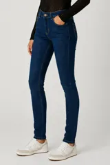 Pantalon jean de corte skinny y tiro alto, en color azul oscuro con costuras en contraste.