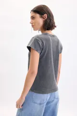Remera manga corta de algodón en color gris con efecto lavado acid wash, escote redondo acanalado y corte recto.