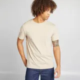 Camiseta de manga corta color beige, con cuello redondo y corte clásico.