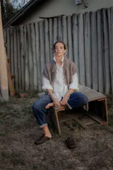 Camisa oversize blanca de algodón, de manga larga con puños anchos, cuello camisero y cierre frontal con botones ocultos.