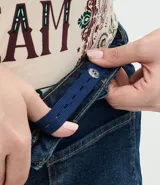 Pantalón de jean modelo flare, de tiro alto, con cierre frontal de botones a la vista y bolsillos funcionales.