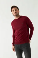 Sweater de punto para hombre con escote redondo, mangas largas y logo bordado en el pecho. Presenta un diseño clásico de calce regular.