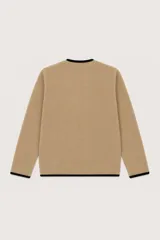Saco de punto color beige con ribetes en contraste color negro. Presenta un diseño de escote en V, cierre frontal cruzado con botones y dos bolsillos delanteros aplicados.