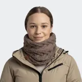 Bufanda de cuello tipo snood con diseño de tejido de punto trenzado en color marrón. Cuenta con un forro interior de polar para mayor aislamiento térmico.