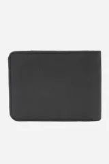 Billetera Ecko plegable de cuero sintético en color marrón con detalle lateral en tela negra y placa metálica frontal con el logo del rinoceronte.