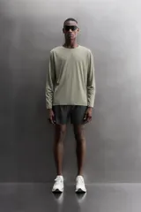 Camiseta de running de manga larga confeccionada en tejido técnico semitransparente, ligero y elástico. Presenta cuello redondo, aberturas laterales en el bajo y acabados termofijados.