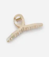 Pinza para el pelo con diseño en formato infinito y acabado marmolado en tonos beige. Cuenta con dientes anchos para un agarre firme y resorte metálico interno.