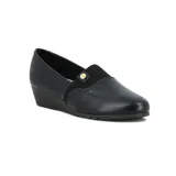 Zapato casual Moleca de taco corrido bajo, confeccionado en napa sintética color negro. Presenta un diseño tipo mocasín con una banda elástica en el empeine y un detalle metálico decorativo.