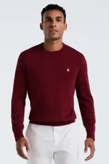 Sweater de punto liso color bordó, con cuello redondo y manga larga. Presenta un pequeño logo bordado en el pecho.