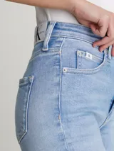Jeans skinny tiro alto Calvin Klein, color celeste claro, confeccionados con denim elástico y fibras recicladas.