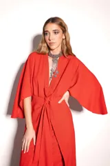 Vestido largo tipo kimono color rojo, de crepe texturado, con mangas amplias y tiras ajustables en la cintura.