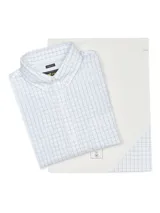 Camisa de manga larga con cuello abotonado, confeccionada en algodón con estampado de cuadros finos en color azul sobre fondo blanco. Presenta un bolsillo en el pecho con el logo de la marca bordado y cierre frontal con botones.