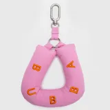 Charm para bolso o mochila de diseño acolchado en forma de U, color azul con la palabra 'BUBBA' bordada en letras amarillas. Incluye un gancho metálico tipo mosquetón para sujeción.