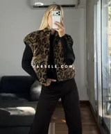 Chaleco de peluche con estampado animal print, diseño sin mangas, cierre frontal y cuello alto.