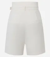 Bermuda de sastrería color crudo, de corte recto y cintura alta, con trabillas, cinturón y cierre por cremallera.