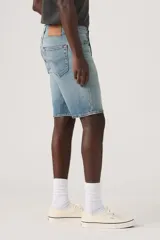 Short de jean de corte clásico, tiro medio y lavado celeste claro, con diseño de perneras rectas y cierre frontal de botones.