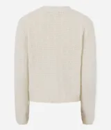 Cardigan de punto con textura de pelitos, cuello en V y cierre frontal con botones metalizados. Presenta mangas largas y dos bolsillos frontales pequeños. Diseño de corte regular.