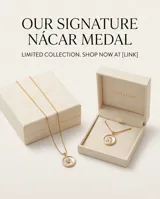 Collar de acero con baño de oro, compuesto por una cadena de eslabones y un dije circular con la figura de la Virgen Niña sobre fondo de nácar.