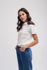 Remera blanca de algodón con estampado pequeño de una estrella roja en el pecho.