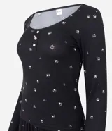 Pijama de dos piezas confeccionado en tejido rib acanalado con estampado floral. Incluye una blusa de manga larga con cuello redondo y cierre frontal de botones, y un pantalón largo con cintura elástica.