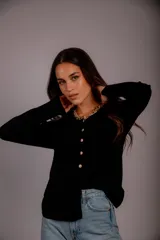 Blusa de morley color rojo, de manga larga y escote redondo, con botones dorados en el frente.