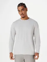 Remera básica de manga larga en color azul oscuro, con cuello redondo y corte recto.