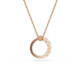 Colgante con cadena fina color oro rosa y dije circular con perla blanca y circonitas transparentes.