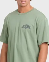 Remera Billabong de manga corta color verde militar, con estampado gráfico multicolor en la espalda de estilo desgastado.