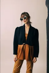 Blazer azul marino corto de lana con cuello solapa y mangas abullonadas.