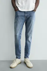 Jeans skinny cropped fit de corte ajustado y tiro medio, con diseño de cinco bolsillos y efecto lavado.