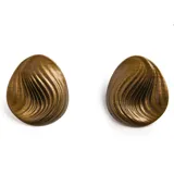 Par de aros color bronce con forma ovalada y diseño plisado.