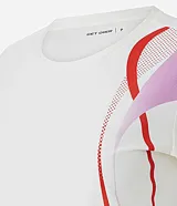 Remera deportiva de microfibra color blanco, con cuello redondo, mangas cortas y detalle de estampa lateral con ondas en tonos fucsia y violeta.