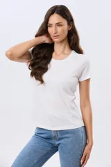 Remera básica de algodón color blanco, con cuello redondo y mangas cortas de calce clásico.